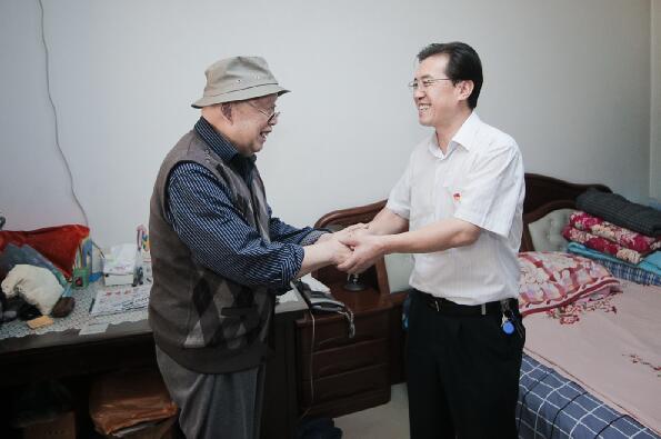 校领导看望慰问离休老党员